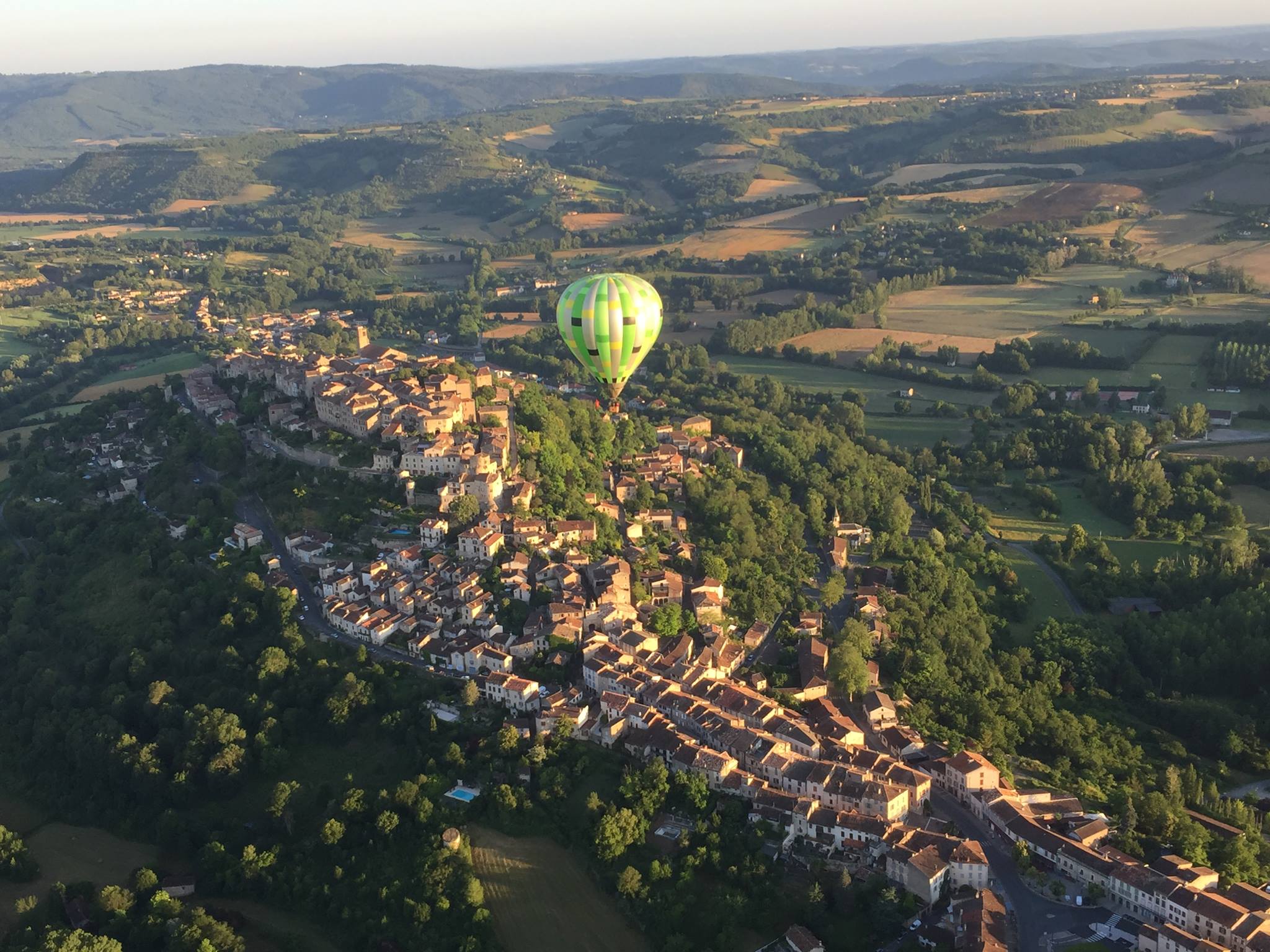 Vue aérienne du vol en montgolfière sur Cordes sur Ciel